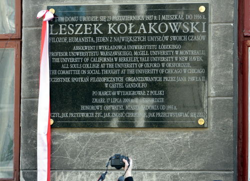 Tablica poświęcona prof. Kołakowskiemu została odsłonięta w Radomiu