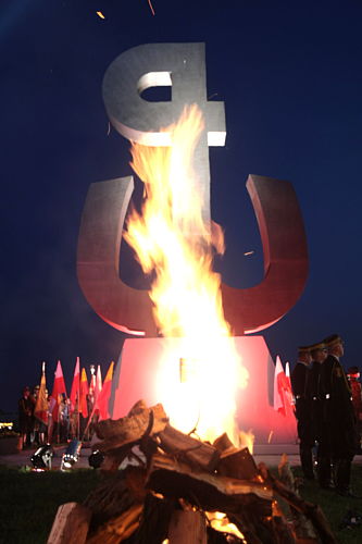 Zapłonął ogień na Kopcu Powstania Warszawskiego