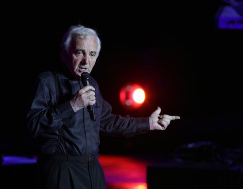 87-letni piosenkarz Charles Aznavour powrócił na estradę w wielkim stylu